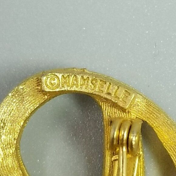 Vintage Mamselle P Letter Monogran Initial Brooch, Gold Tone Letter Lapel Pin - Picture 4 of 7